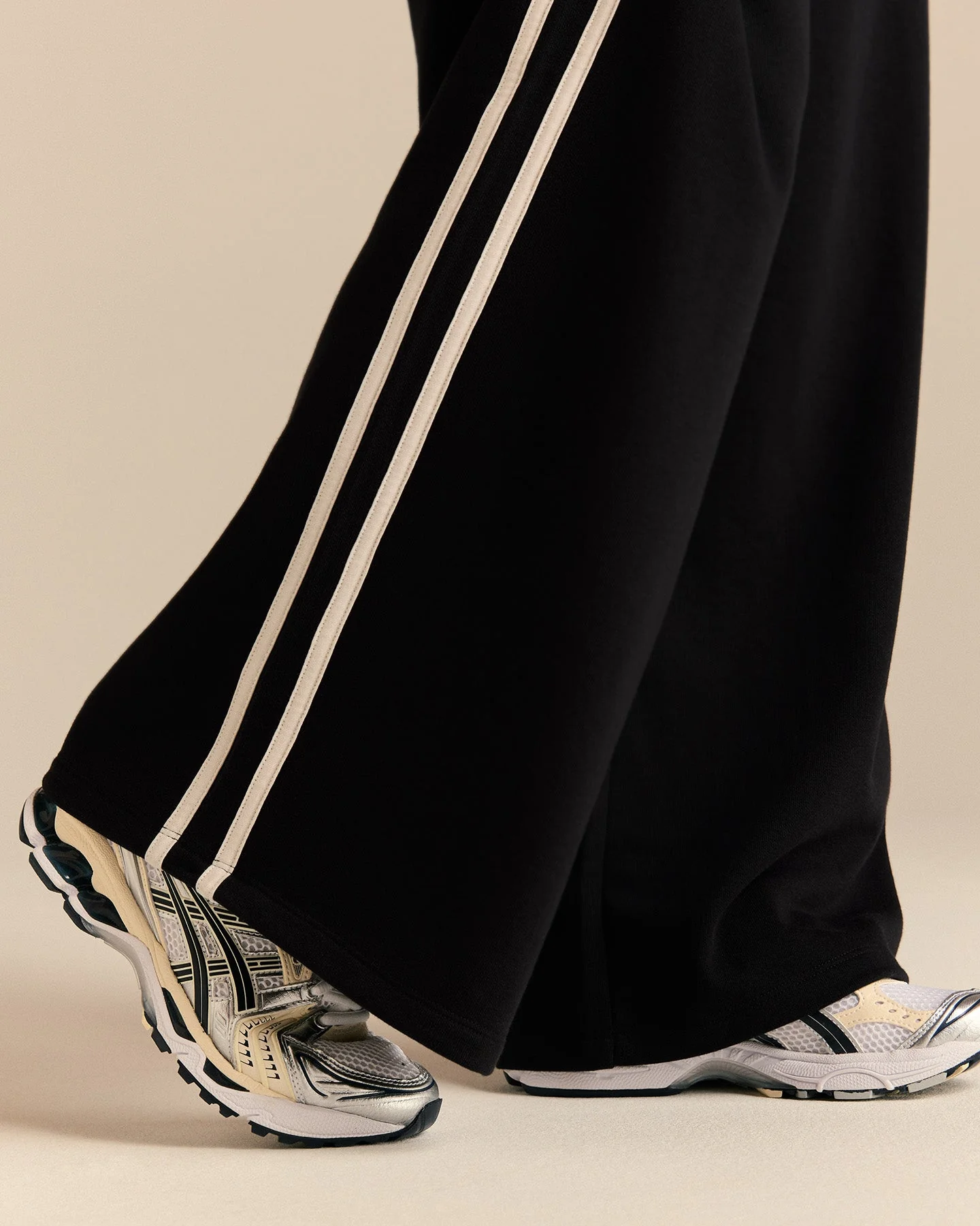 Comfort Lightweight Contrast Joggers | Black - Image 2