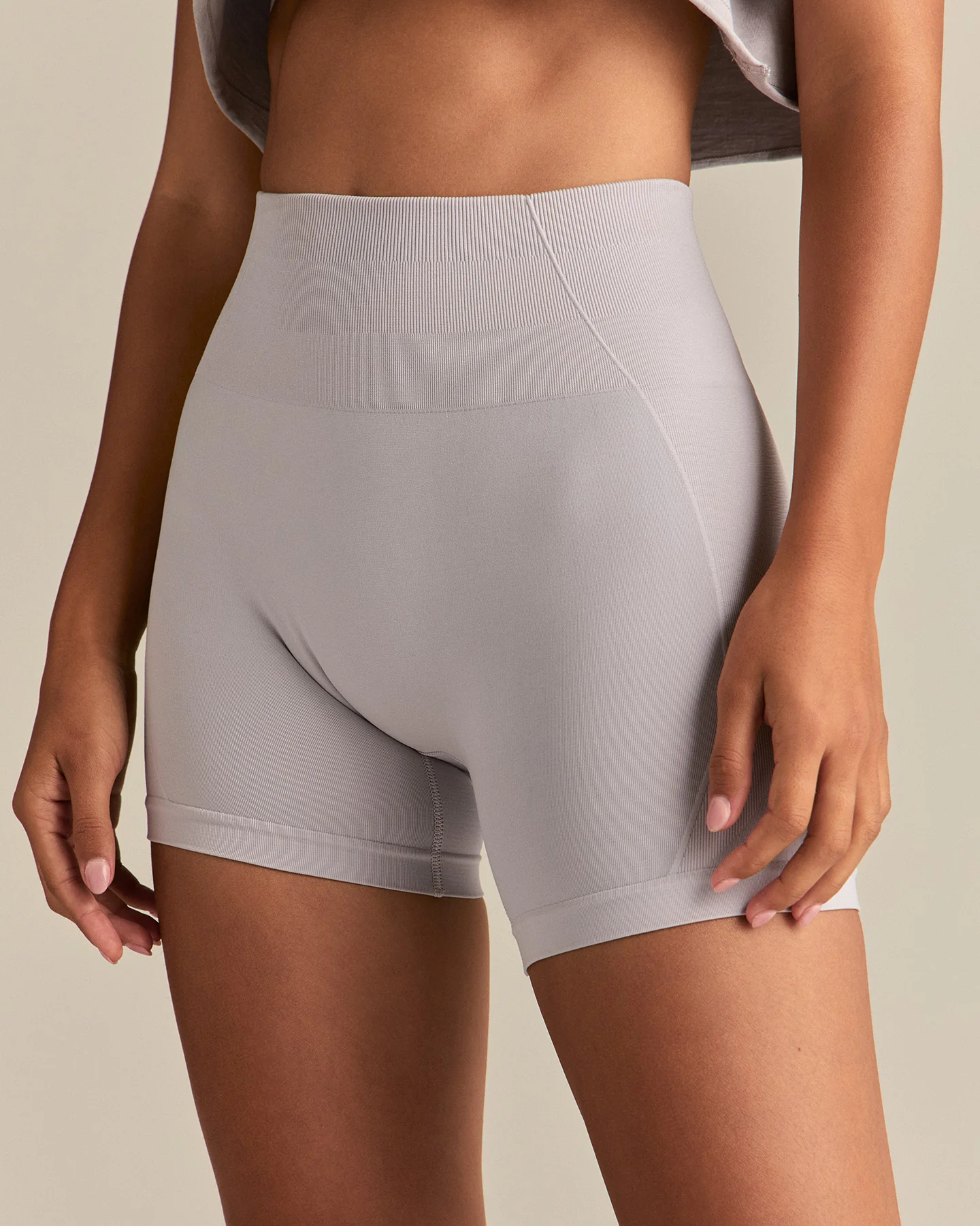 Define 2.0 Seamless Scrunch 4" Shorts | Steel Grey - Image 2