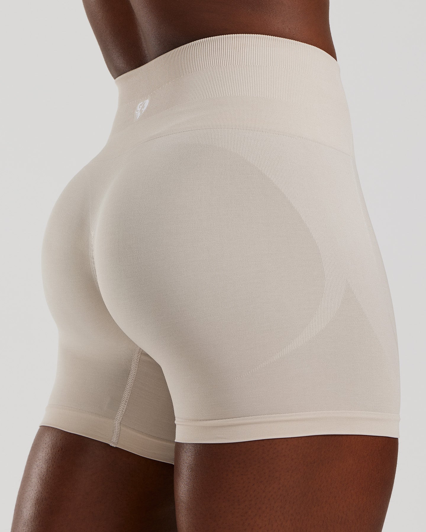 Define 2.0 Seamless Scrunch 4" Shorts | Stone - Image 3
