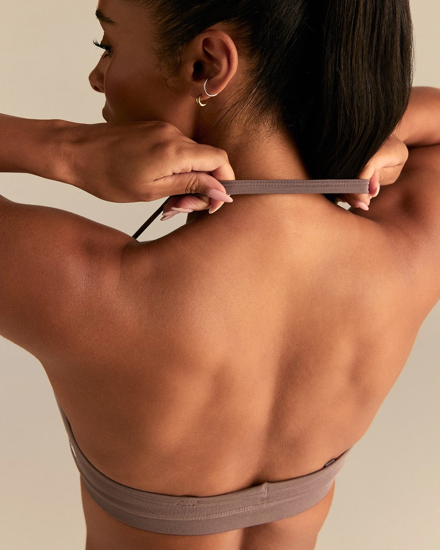 Define 2.0 Seamless Scrunch V-Neck Bra | Mocha - Image 4