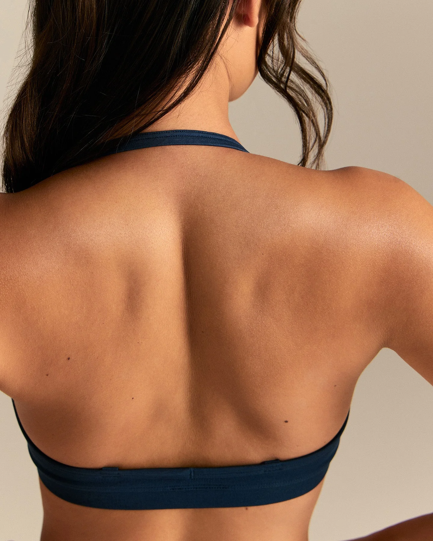 Define 2.0 Seamless Scrunch V-Neck Bra | True Navy - Image 2