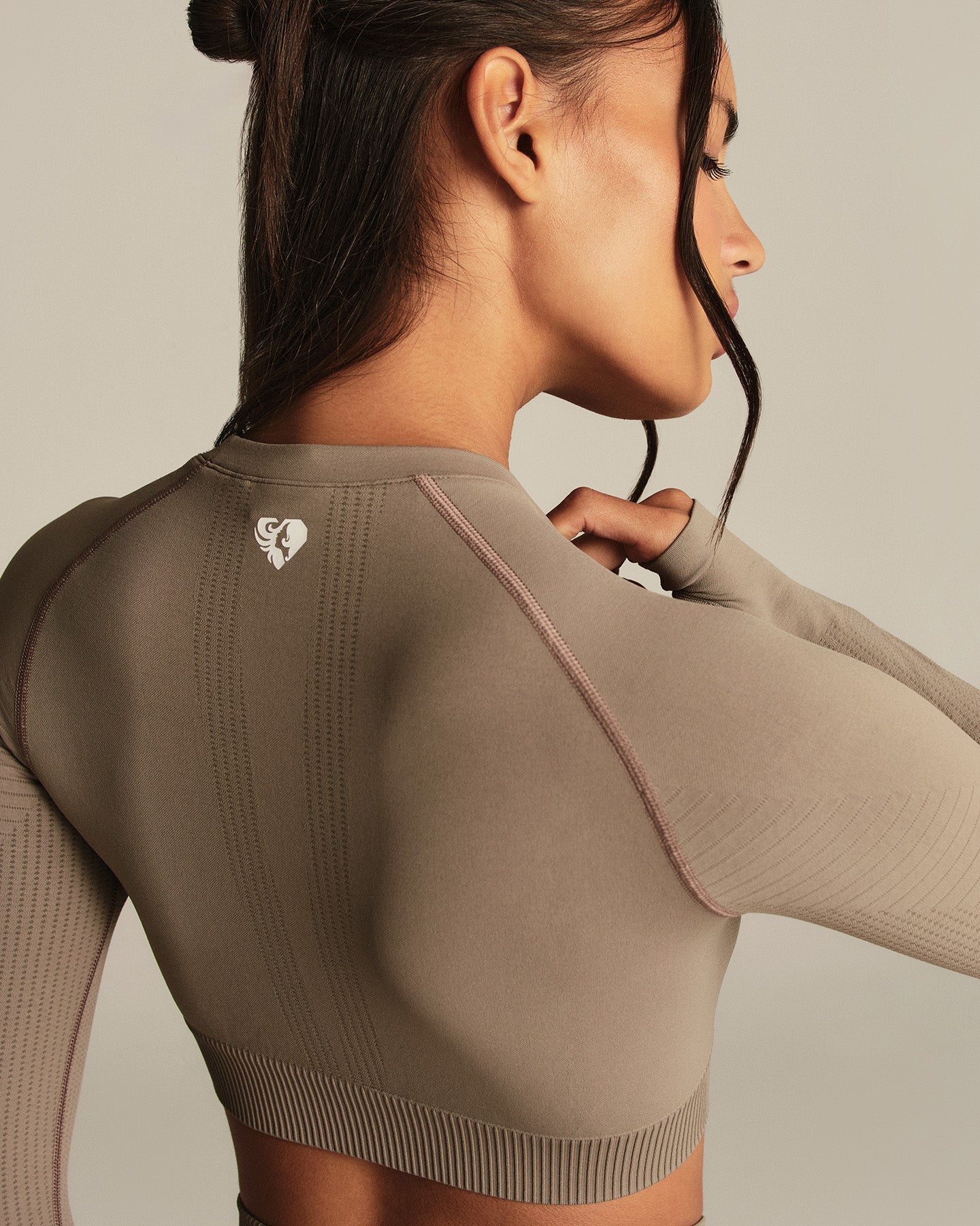 Power Seamless Long Sleeve Crop Top | Taupe Grey - Image 2