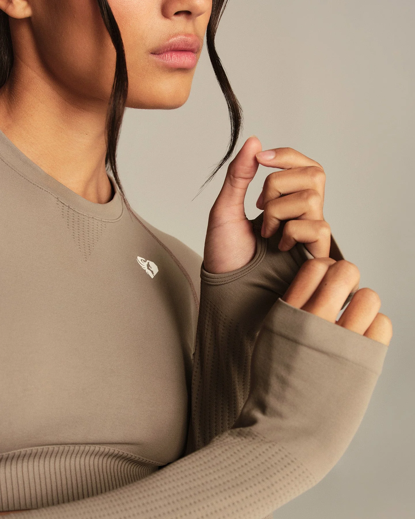 Power Seamless Long Sleeve Crop Top | Taupe Grey - Image 6