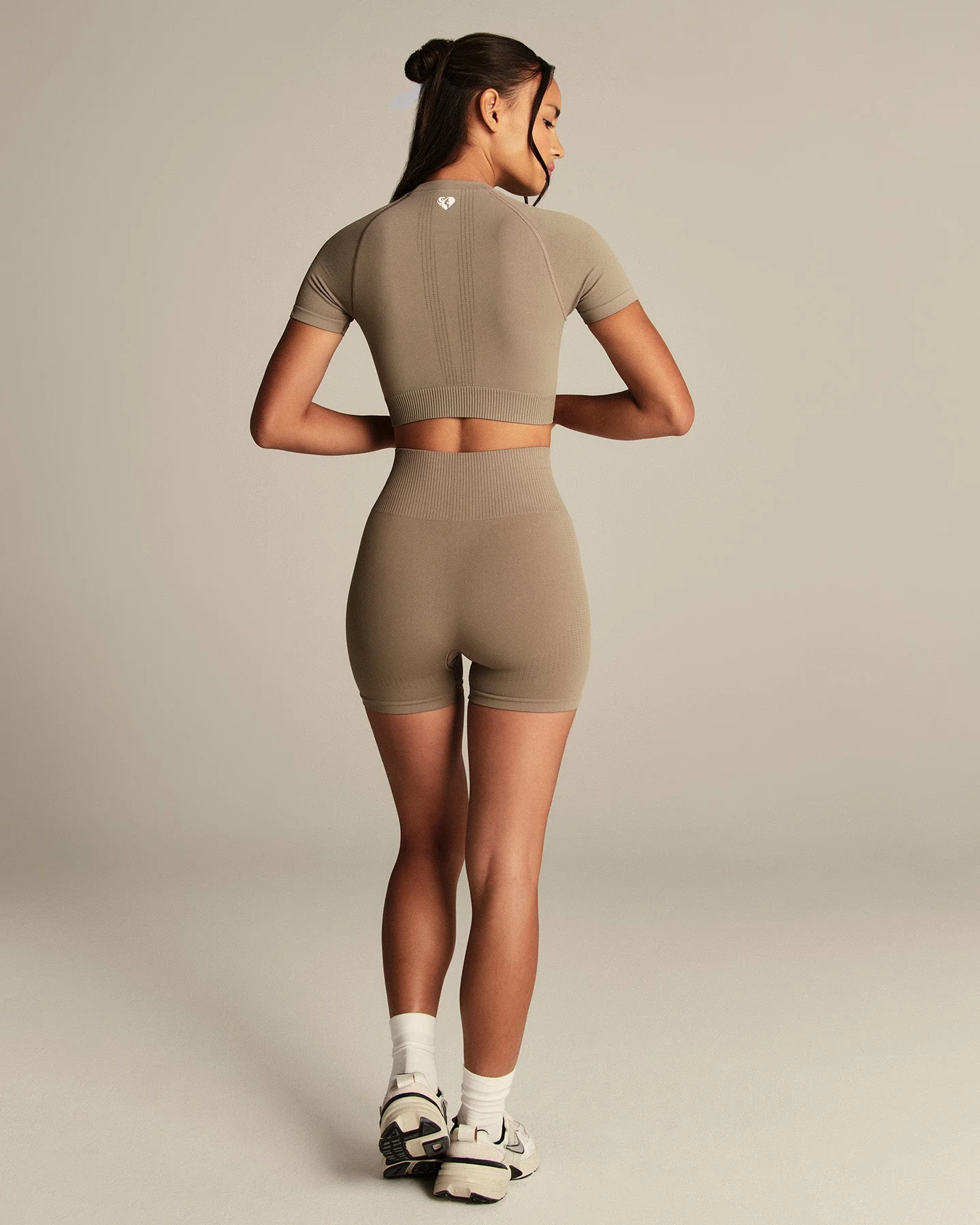Power Seamless Short Sleeve Crop Top | Taupe Grey - Image 8